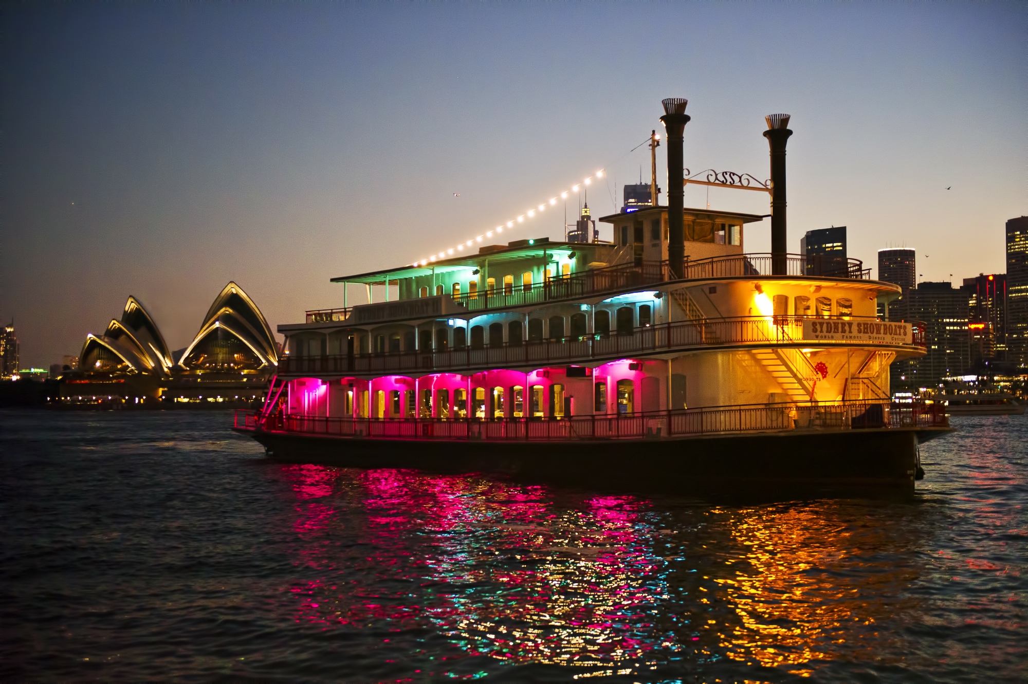 cruise boat,cruiseship sydney showboat dinner cruise