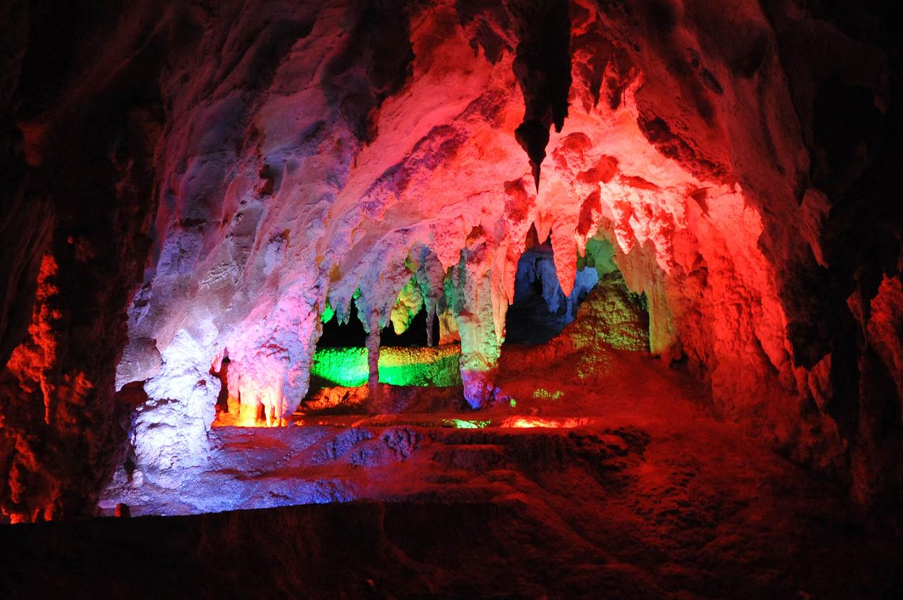 The Original 'Gems of Jenolan' Tour. Tour the spectacular Jenolan Caves. Choice of Morning or Afternoon . Cost Caves tour not included. Max 2 caves AM or PM. 
