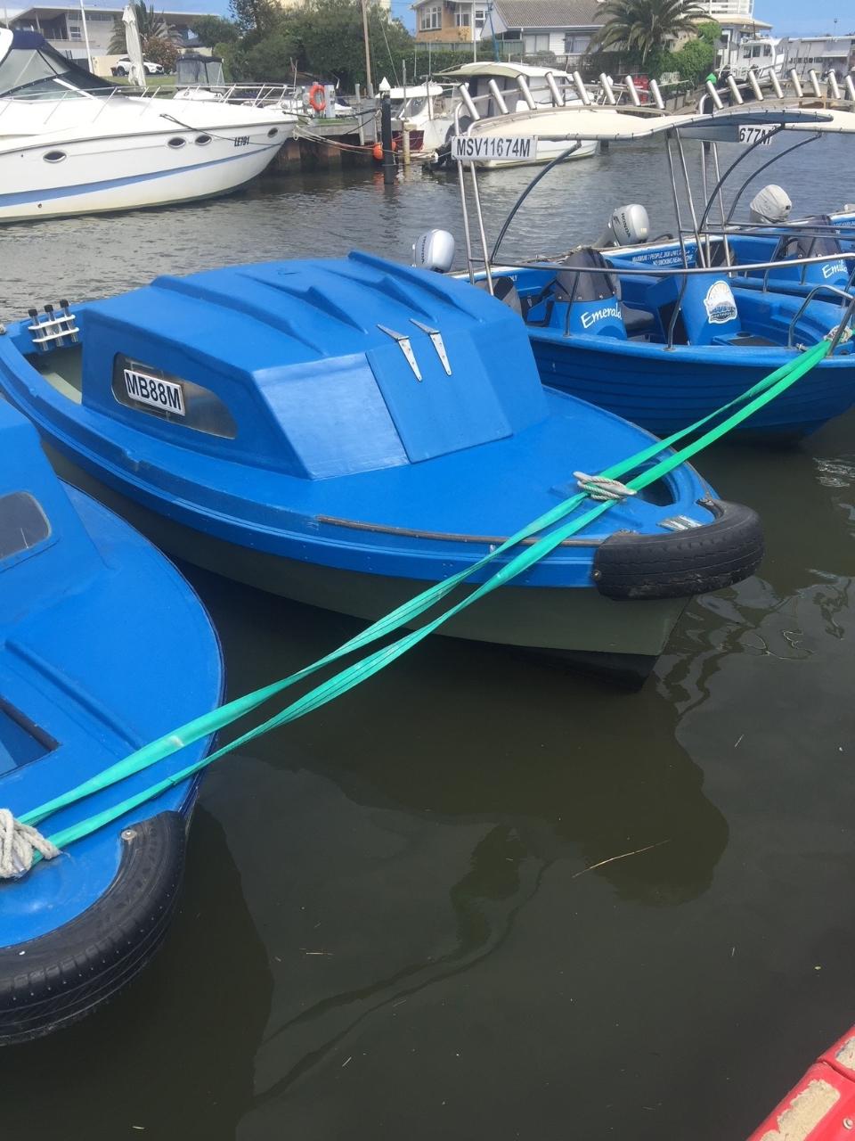 CLASSIC BOAT 4 HOUR "FISHO" **Maxi Size, Super Stable, Full Cabin** Blueys Boat Hire