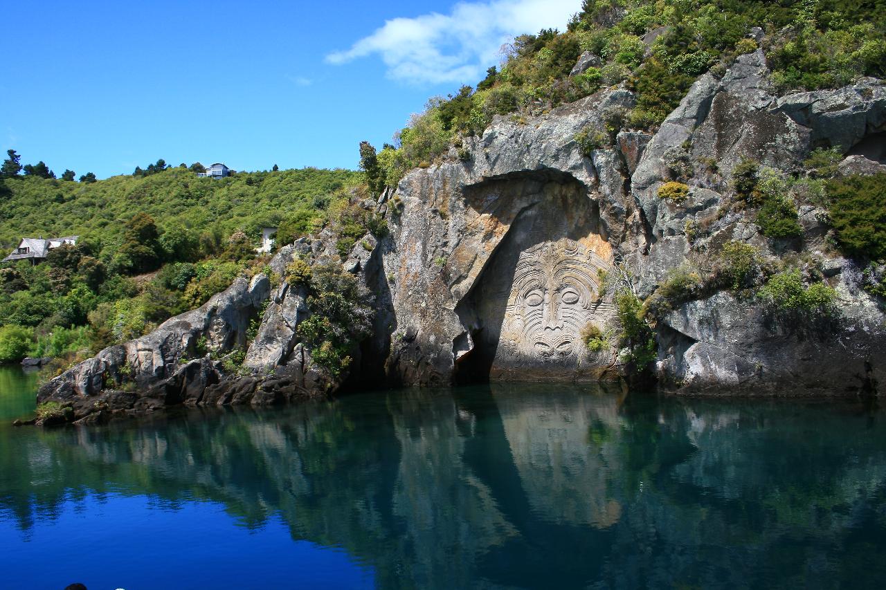 3.30pm SCENIC CRUISE to the Ngātoroirangi Māori Rock Carvings