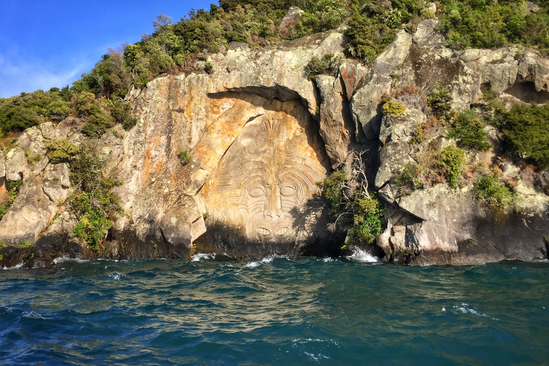 12-Day Wanderer Tour from Christchurch: Delicious Marlborough Wine Tasting | Rare Bird Species at Zealandia | Hobbiton Movie Set | **Small groups** **Passionate Kiwi guides**