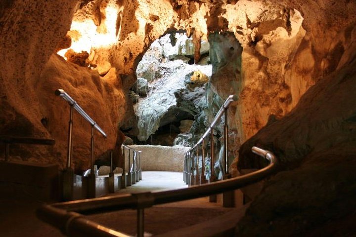 Private Santo Domingo Sightseeing Tour including Wonderful Cave and Local Lunch