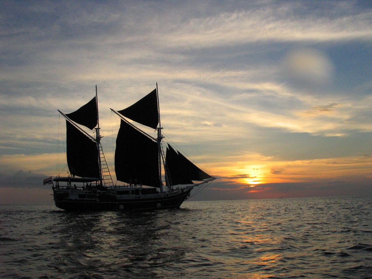 Overnight Cruise for 2 Days / 1 Night visiting Phi Phi Island