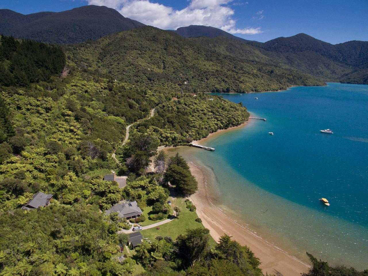 4 Day Standard Independent Walk - Furneaux Lodge, Mahana Lodge & Portage Hotel