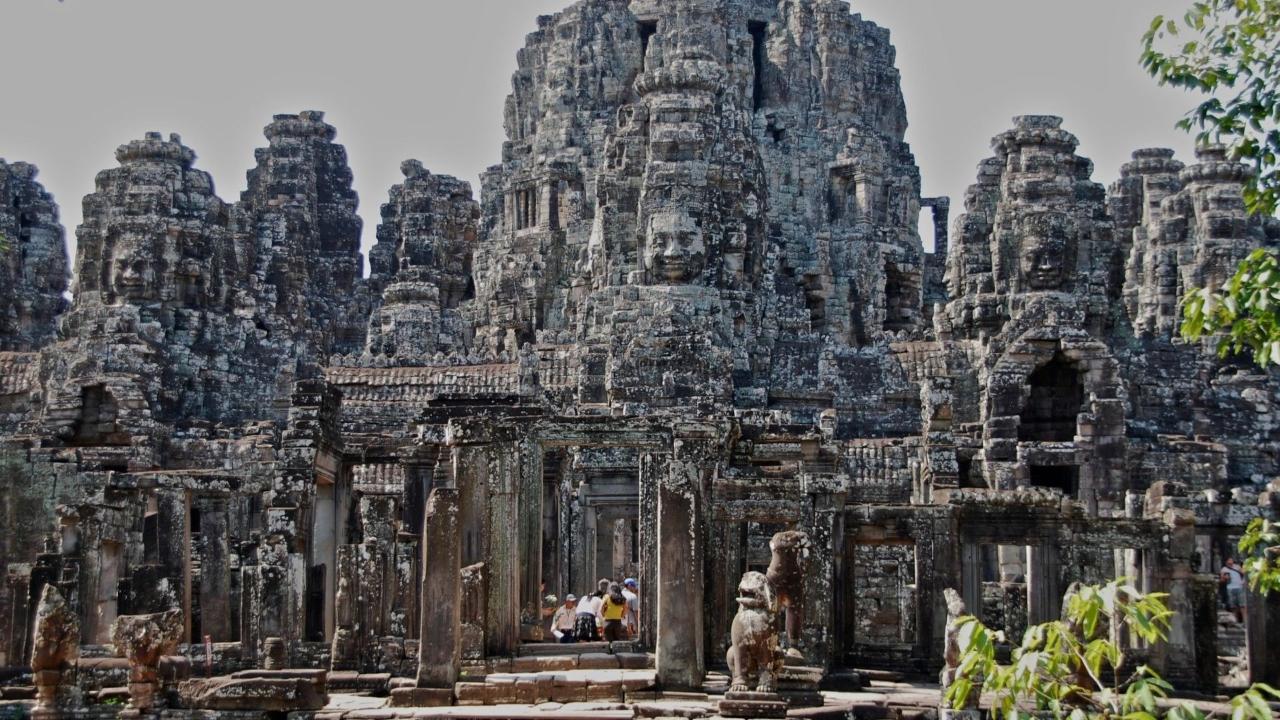 Private tour  discover Angkor Wat, Bayon and Ta Prohm Temple (Jungle temple)