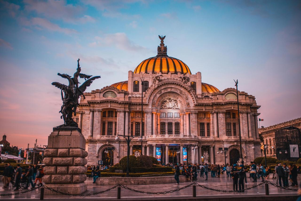  Mexico City Architecture Tour: Historic and Modern Marvels (Small-Group / 4.5h)