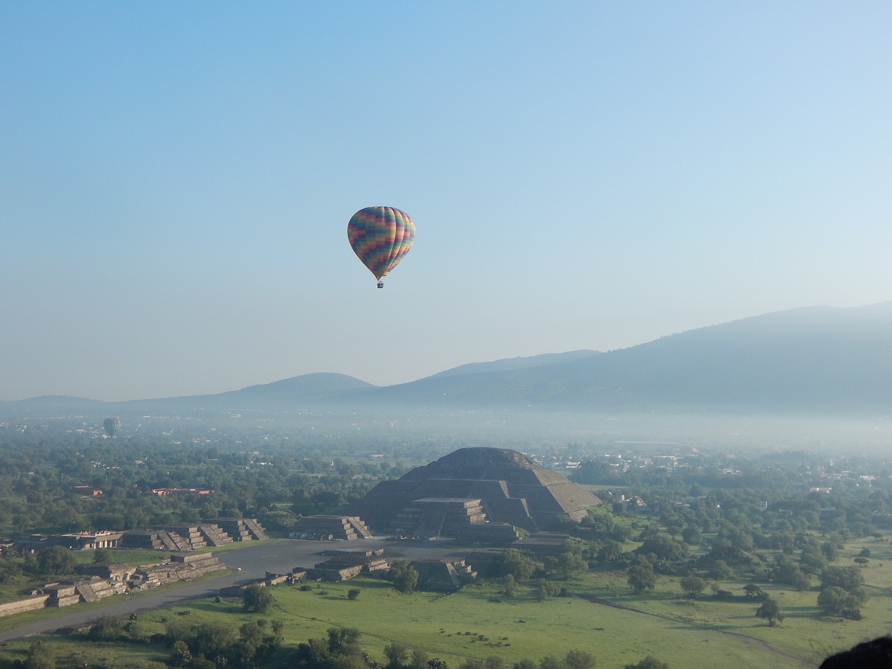 Hot Air Balloon Teotihuacan: Tour Around The Ruins and Balloon Ride (Private / 8h)