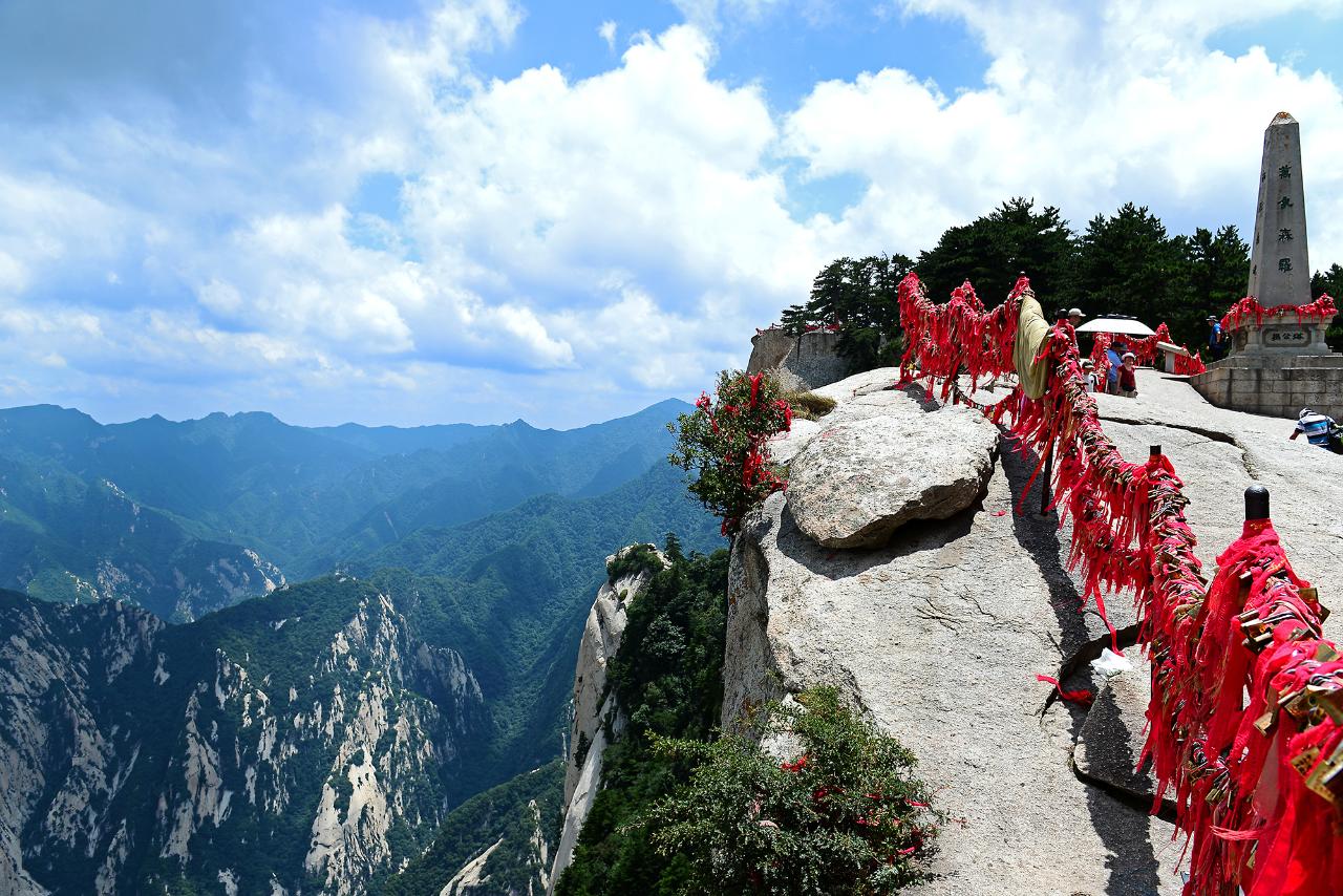 Mt. Huashan Exploration Day Tour by High-speed Train