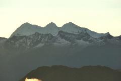 Aventura de observación de aves en Cuchilla San Lorenzo desde Santa Marta A scenic landscape of snow-capped mountain ranges layered against a pale sky.