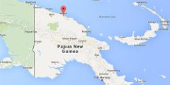 Dette er et kort over Papua Ny Guinea, hvor Wewak er fremhævet med en rød nål, beliggende langs fastlandets nordkyst. Andre byer som Jayapura, Vanimo, Aitape, Madang og Port Moresby er også markeret. Bismarckhavet er synligt mod nordøst.