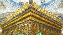 精巧な彫刻とイスラムのカリグラフィーが施された金色の神殿が鏡張りのドームの下に建っており、宗教芸術と建築の見事な展示を作り出しています。