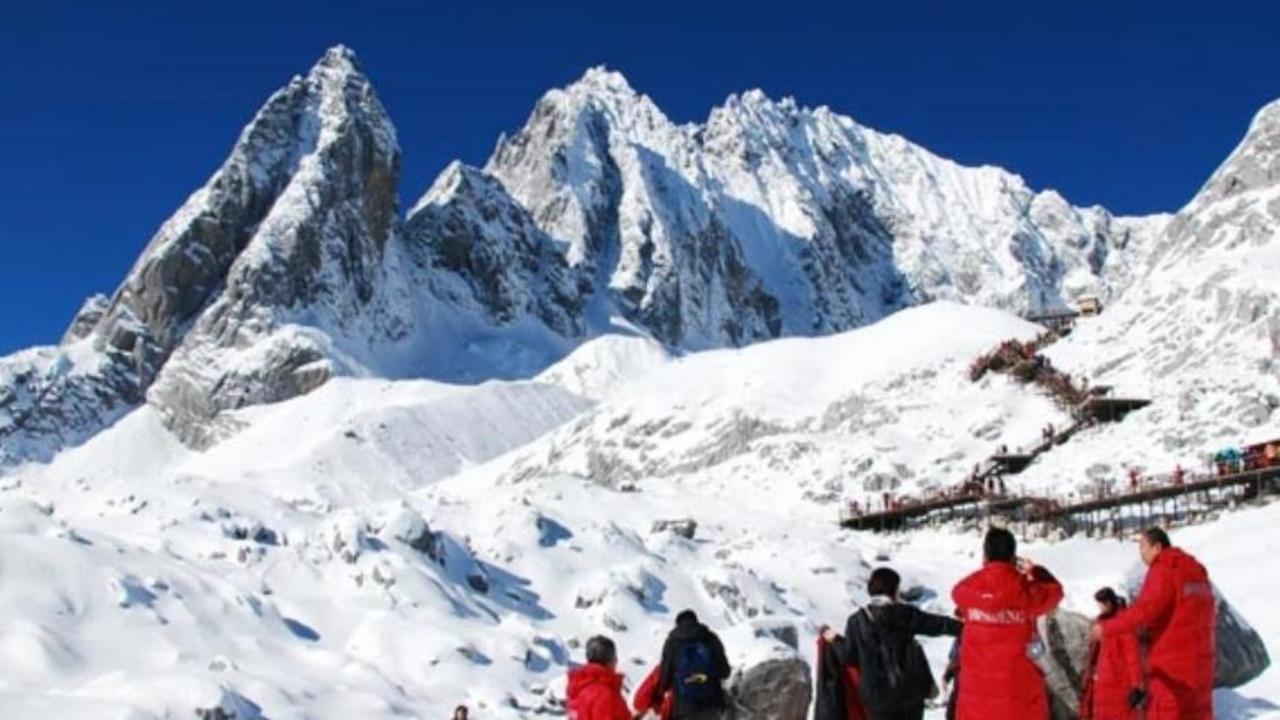 4-Day Lijiang Adventure: Ancient Town, Sacred Snow Mountain & Tiger Leaping Gorge