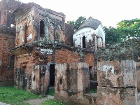 3-Day Dhaka Heritage & Culture Tour — Old Palaces, Lost Cities & Zamindari Mansions This image depicts the decaying grandeur of the Ahsan Manzil Palace in Dhaka, Bangladesh.