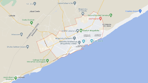 Este mapa mostra Mogadíscio, Somália, apresentando pontos turísticos como a Universidade de Mogadíscio, a Praia de Liido e o Estádio Caska, além de estradas e divisões regionais.