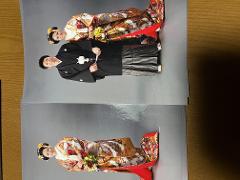 Traditional Japanese Wedding Ceremony & Kimono Experience – 1-Day Tokyo Tour A traditional Japanese wedding photo featuring a bride in an ornate kimono and a groom in a black hakama.
