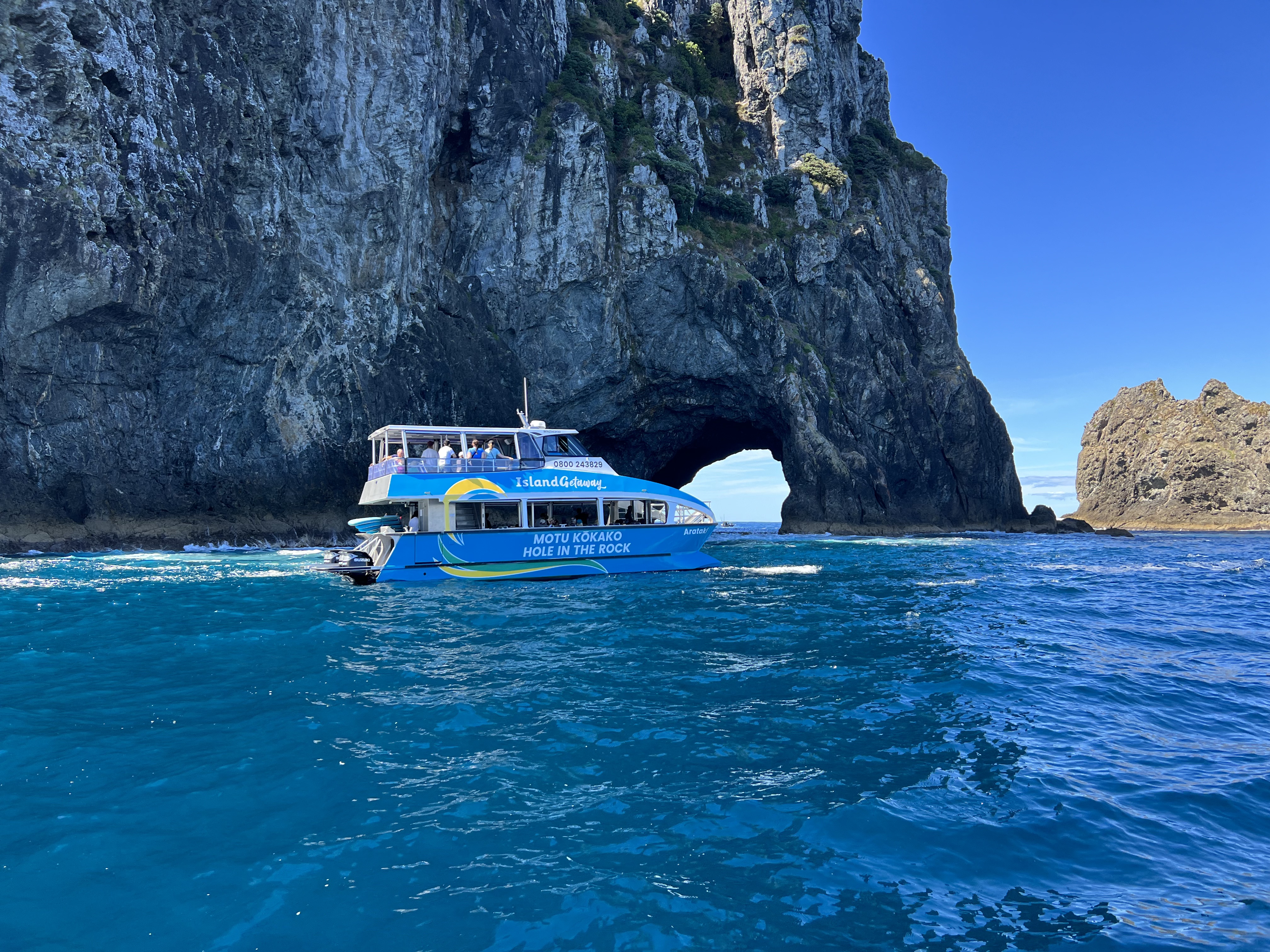 Hole in the Rock Cruise & Island Stopover // 4.5 Hours