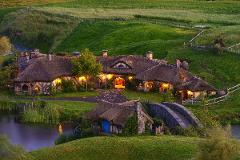 Rotorua to Auckland 1 way via Hobbiton and Waitomo Caves (Small Group)