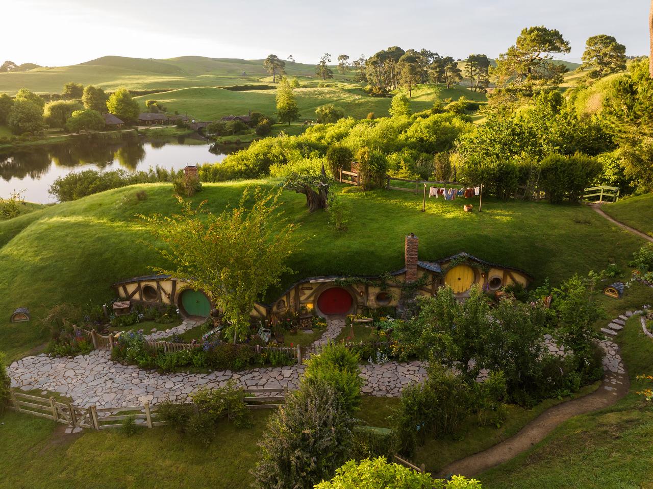 Hobbiton and Waitomo Caves Day Tour From Rotorua (Small Group)