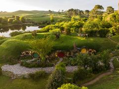 Hobbiton and Waitomo Caves Day Tour From Rotorua (Small Group)