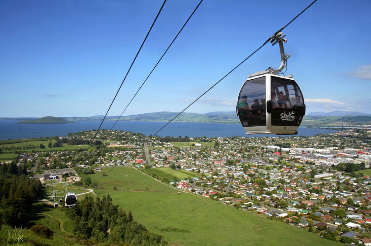 Auckland to Rotorua via Hobbiton Small Group Tour including Wai-O-Tapu (One Way)