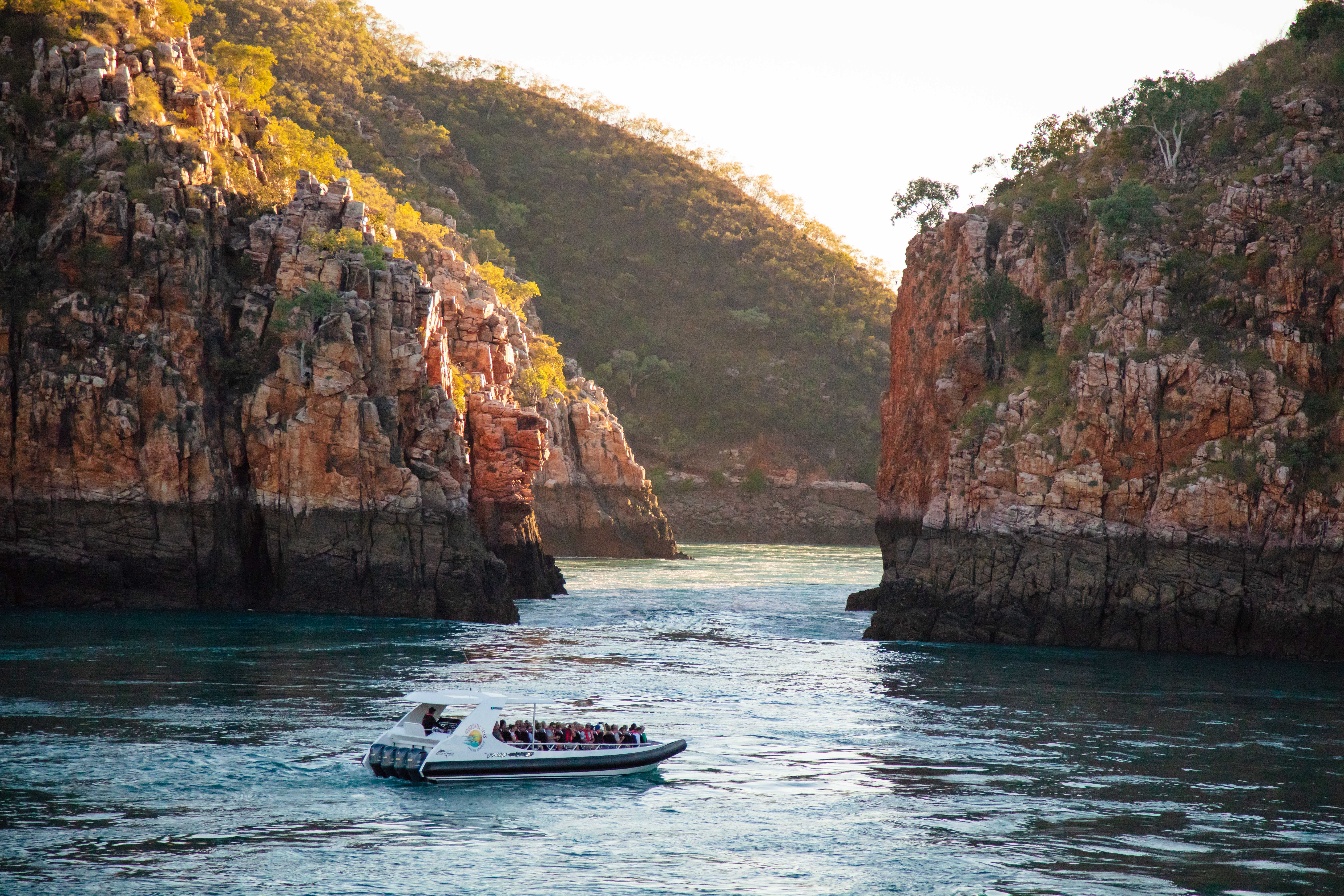 DBY-MHFD | Montgomery Reef & Horizontal Falls Discoverer (includes landing, boat tour & lunch) ex Derby
