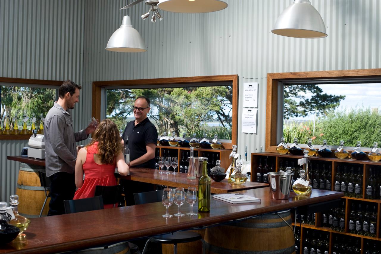 SOUTHBOUND ESCAPES - Elite Luxury Series - Half Day Private Tour - Shoalhaven Wineries with local produce picnic in the Vines  - Pick up from accommodation in the Shoalhaven area