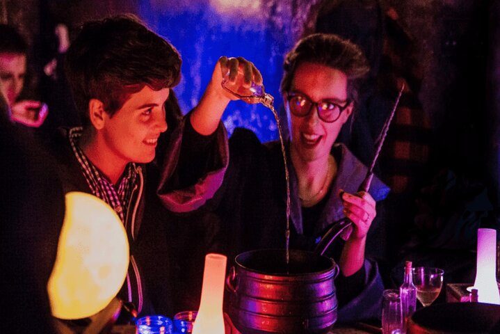 Harry Potter Tour with a Magical Potion Making Class (Cocktails! Aged 18+)