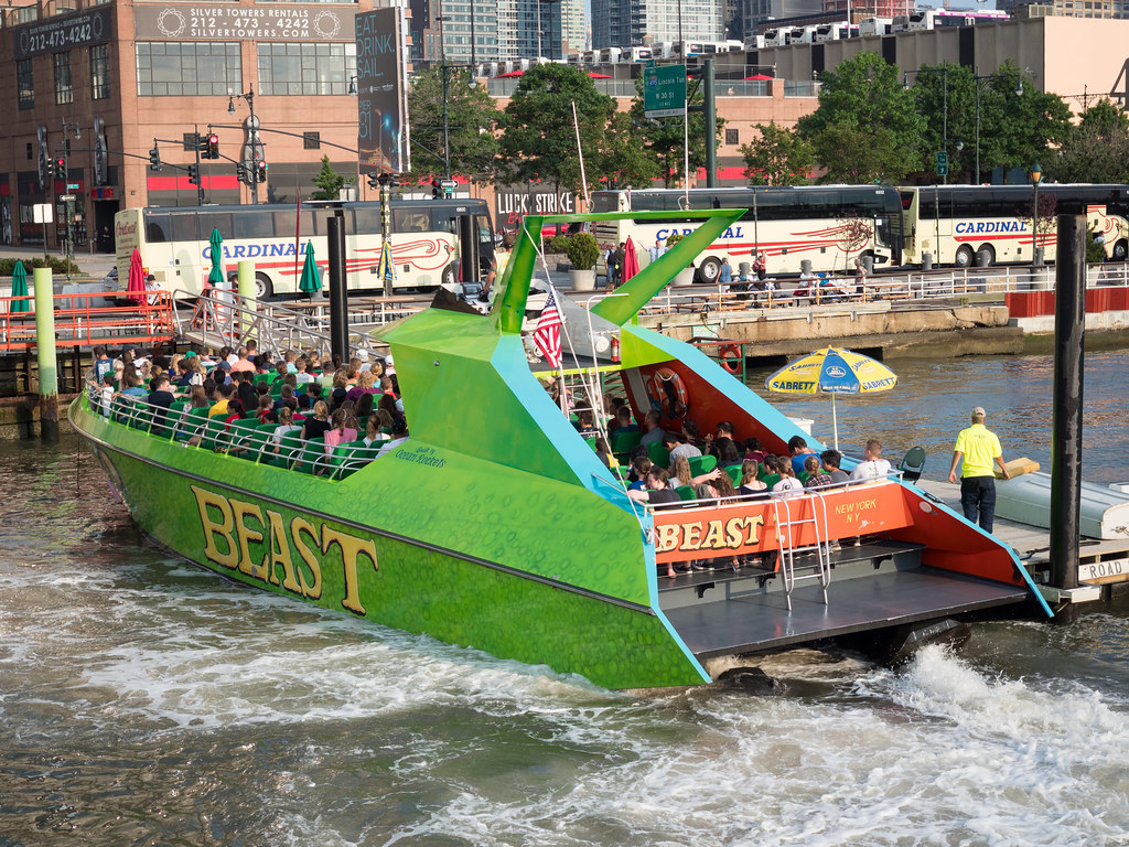 The BEAST Speed Boat & 3h Manhattan Walking Tour