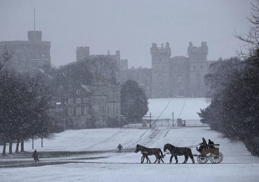 Windsor, Oxford and Avebury's Stone Circle with Traditional Christmas Lunch