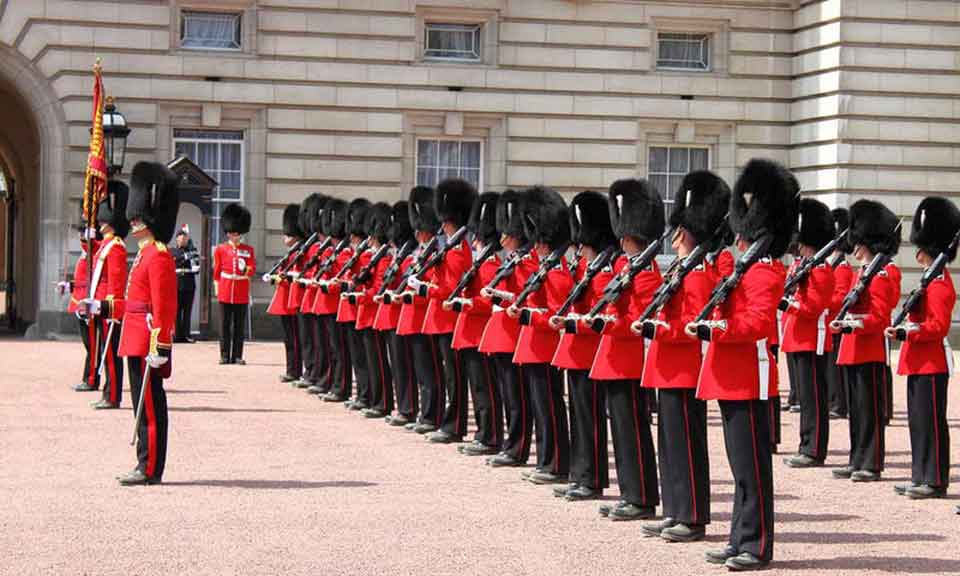 British Royalty Tour! See the Guard Change & More! Private Tour 