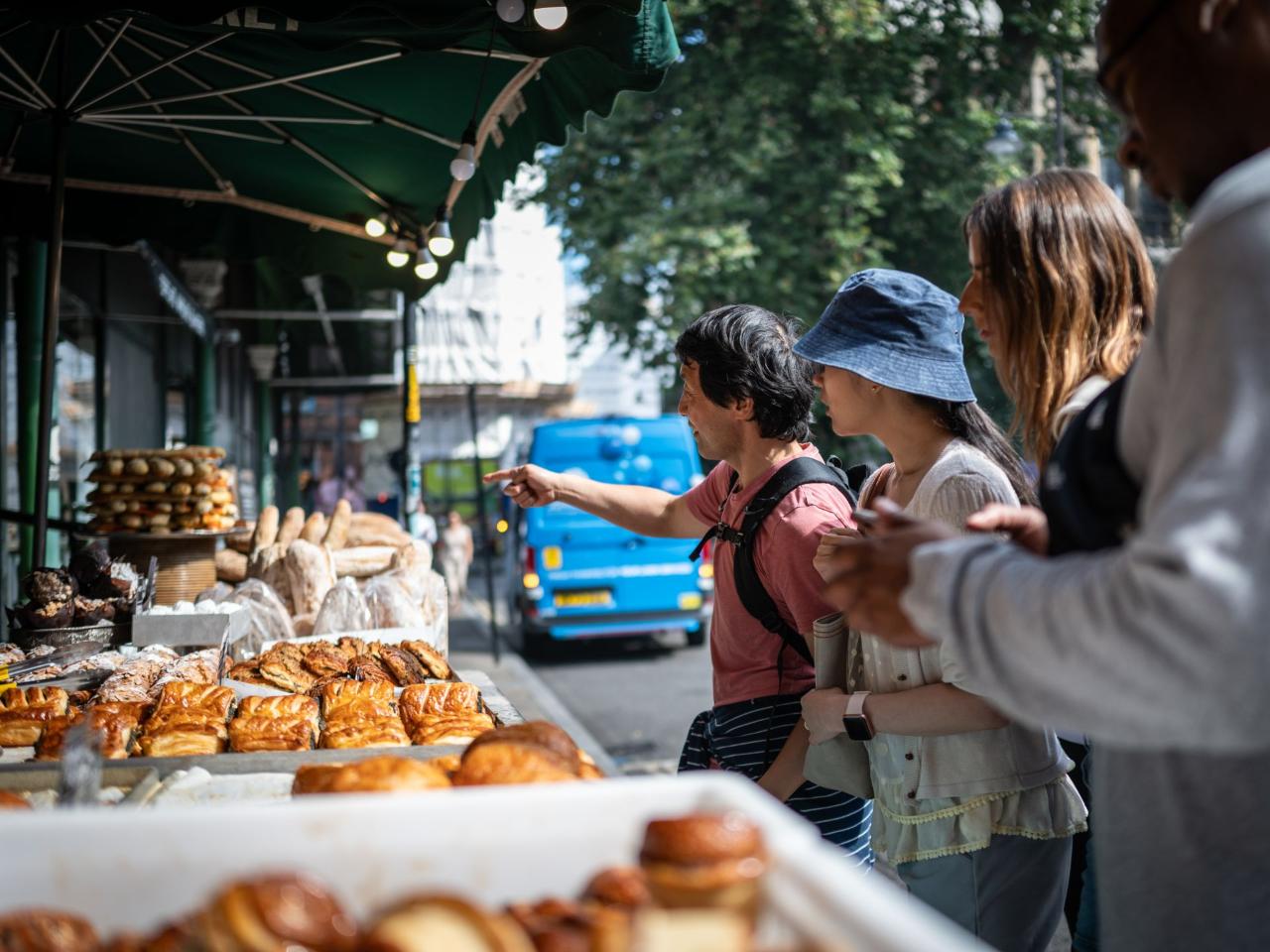 Eat 8 English Foods & See 30+ London Sights Walking Tour!
