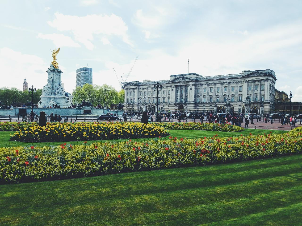 Buckingham Palace Entrance + Open Top Bus Tour