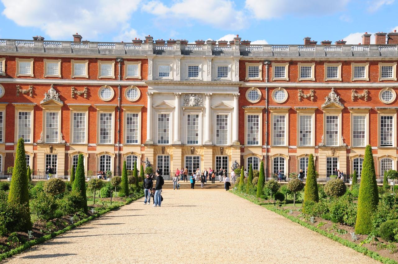 Windsor Castle & Hampton Court Palace: Private Luxury Car Tour