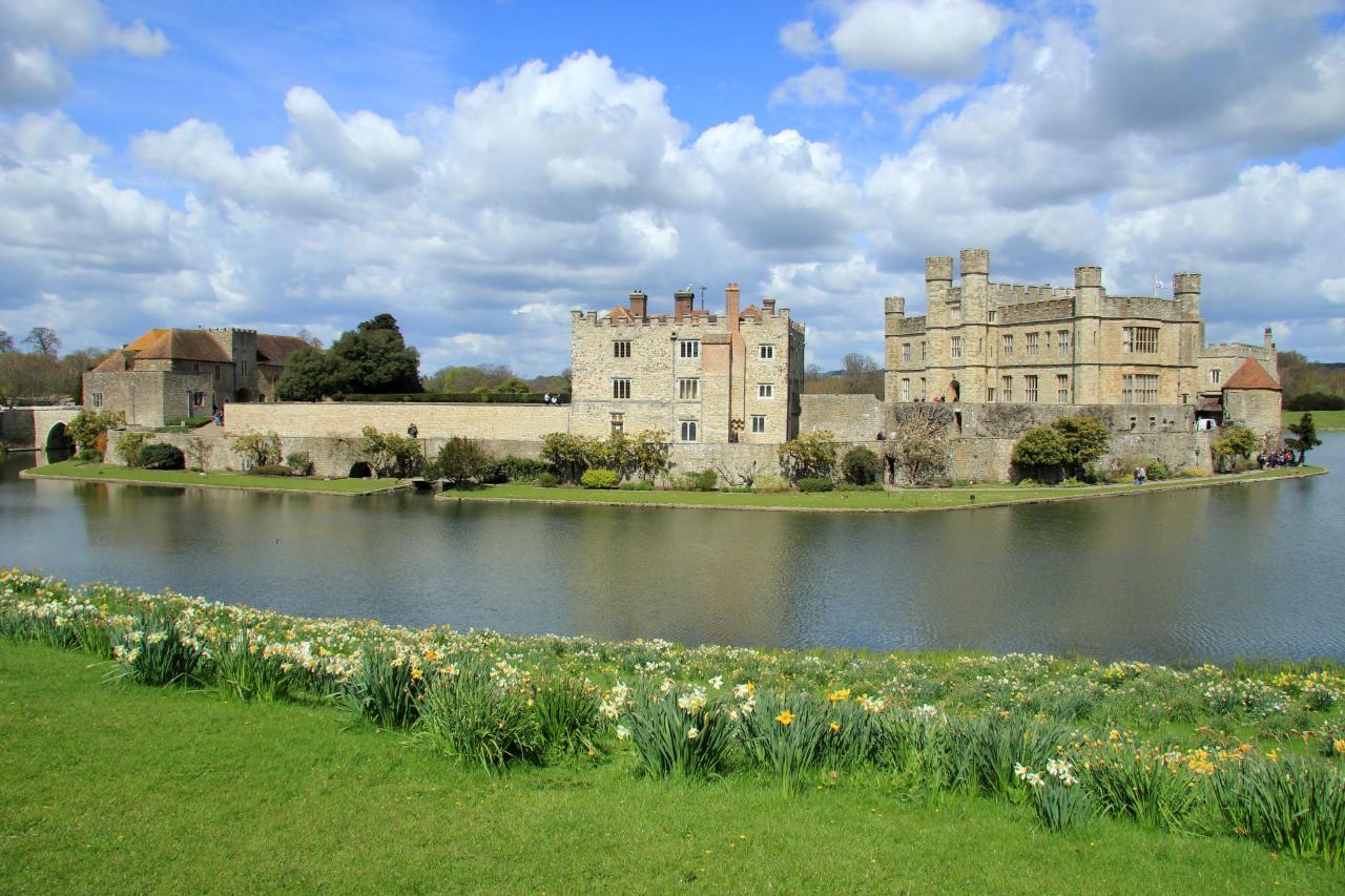 Leeds Castle, Canterbury & Dover: Private Car Tour from London