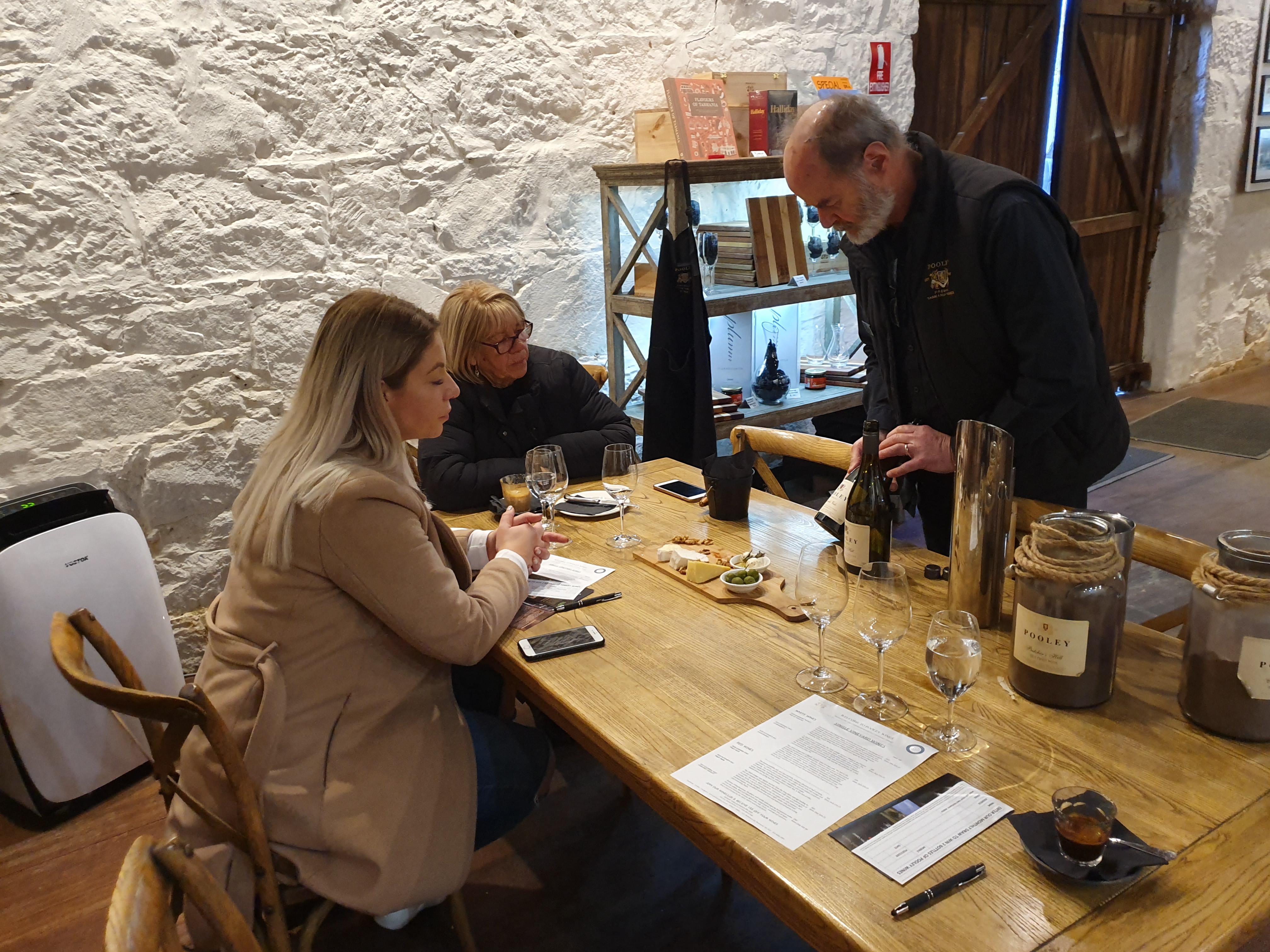 Hobart Wine Tour: Sunday Afternoon Local Wines, Cheese & Gins