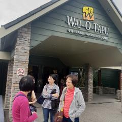 Rotorua, Hobbiton & Waitomo Caves Van Tour