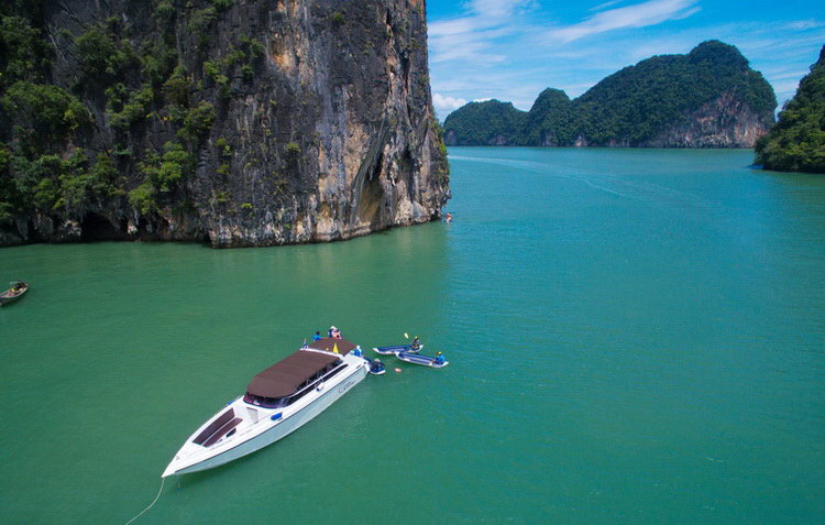 Phang Nga Bay: Kayak and Snorkeling Day Trip in English