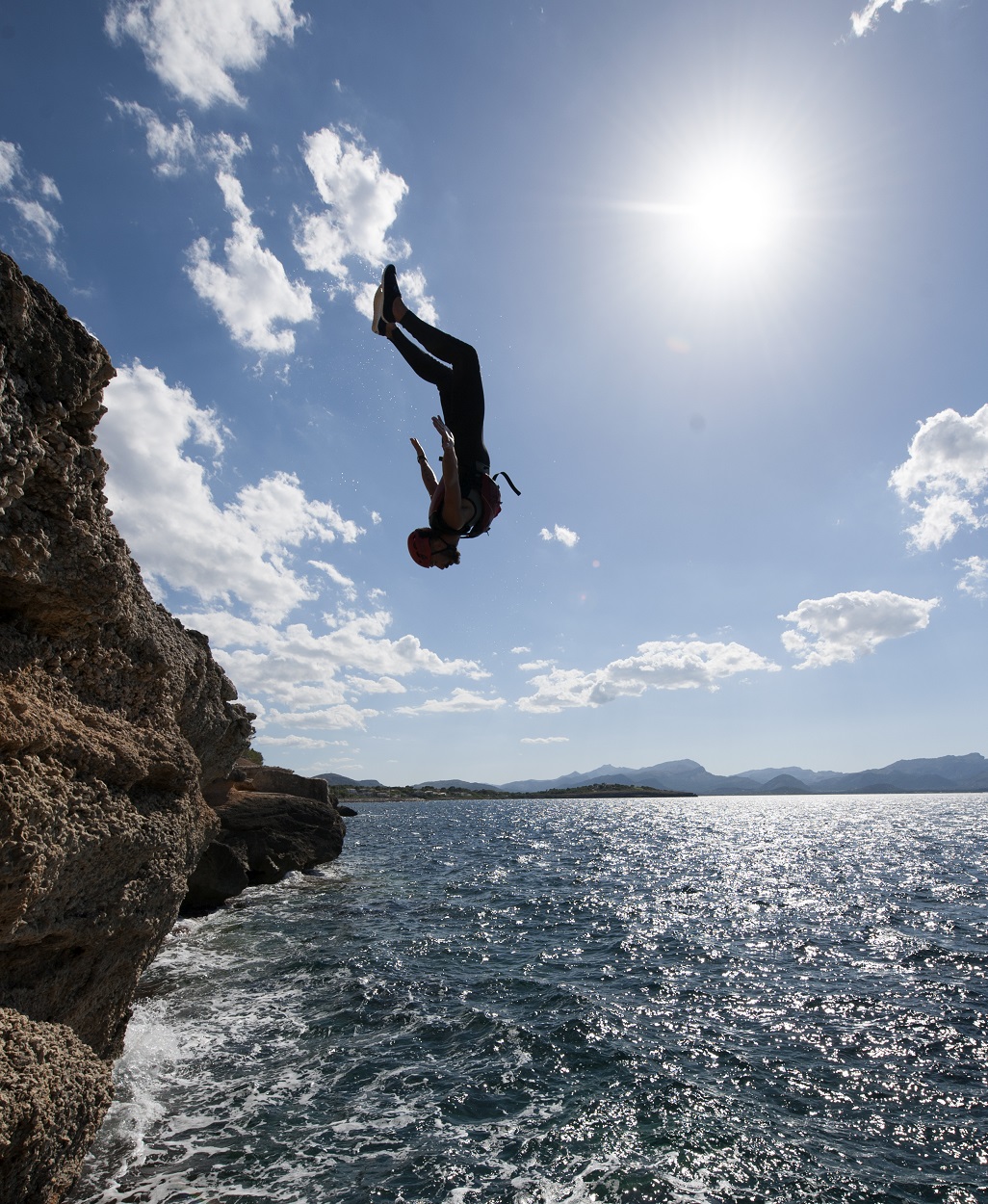 Cliff jump. Клифф джампинг. Cliff jumping Lugano. Гольфист и море Mallorca. Coasteering.