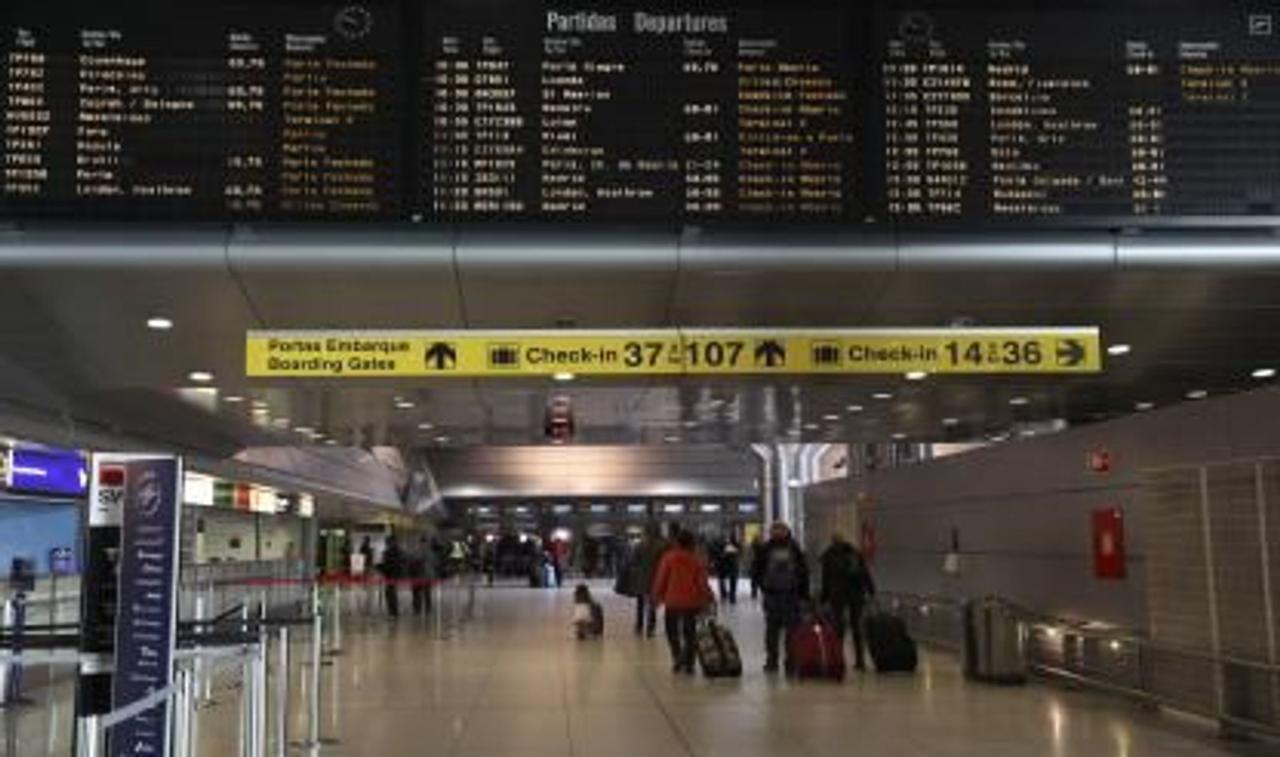 Lisbon Airport Private Transfer to or from Cascais or Estoril