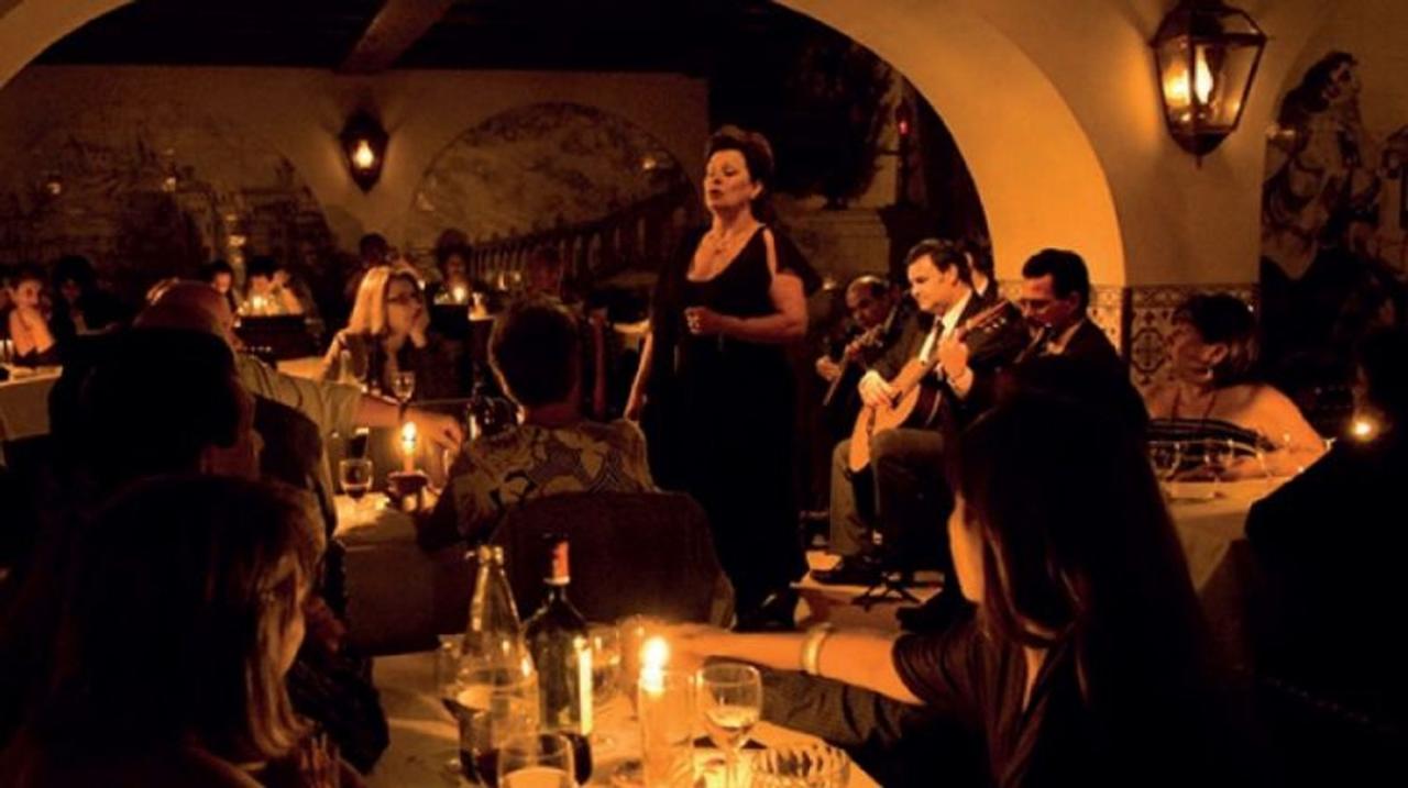 Lisbon: Live Fado Show with Lunch