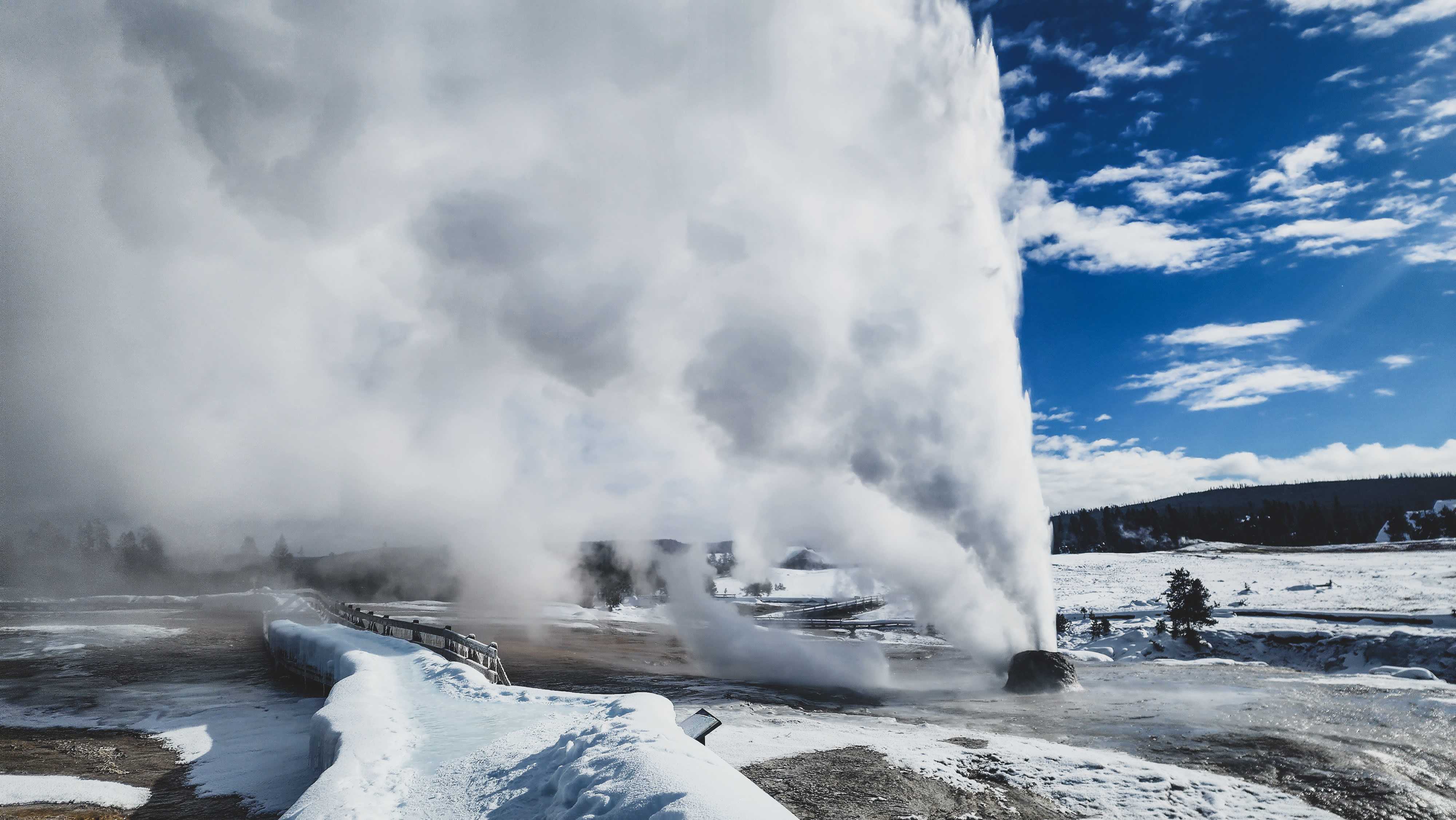 6-Day Yellowstone National Park Winter Wonderland Lodging Tour from Bozeman | Max 13 Small Group