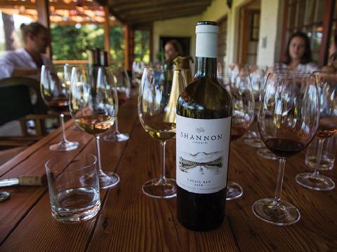 4x4_adventure_experience_wine_tasting_table_with_wine_bottle_and_glasses