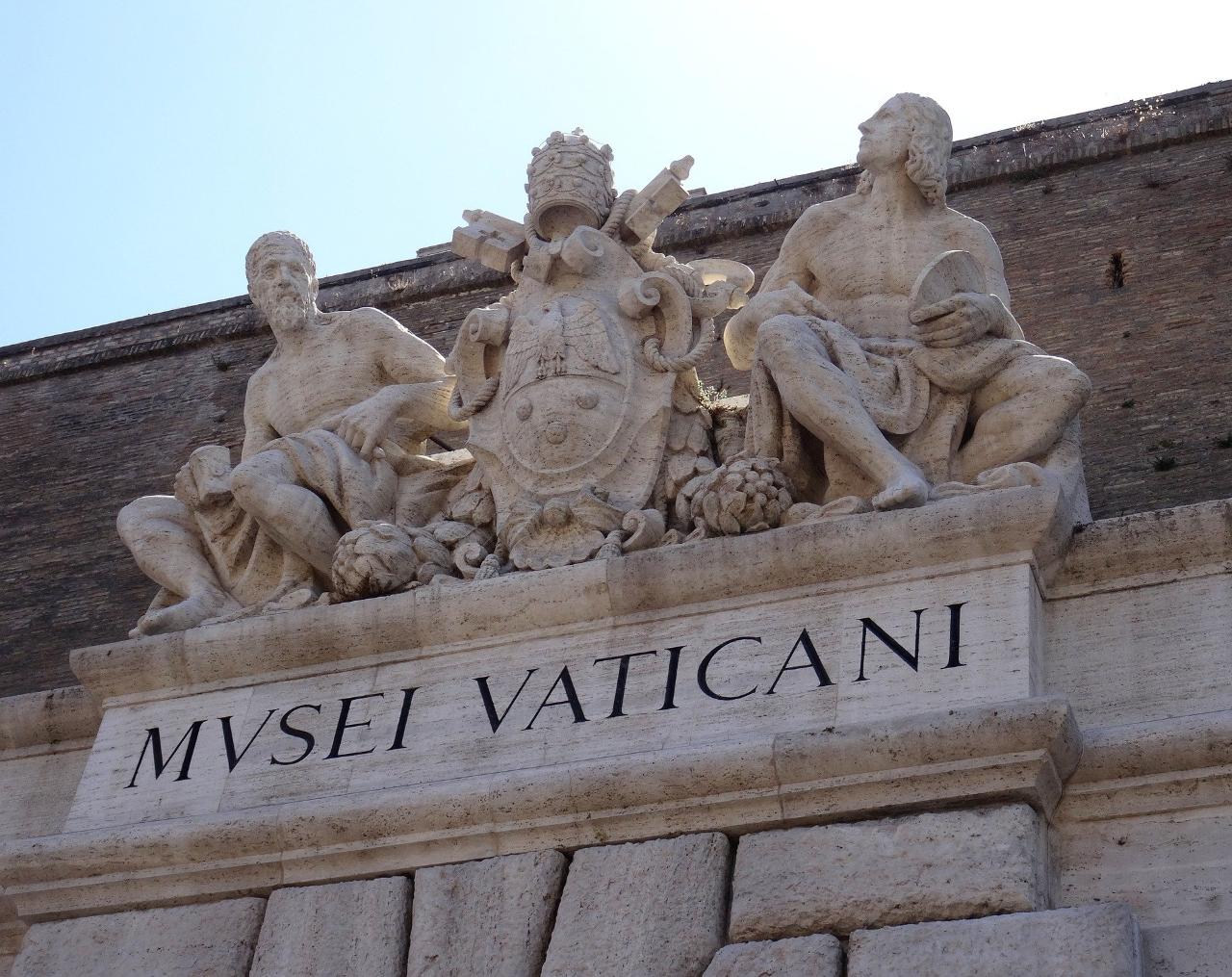 Skip the line Vatican Museums & Sistine Chapel self tour with guide book