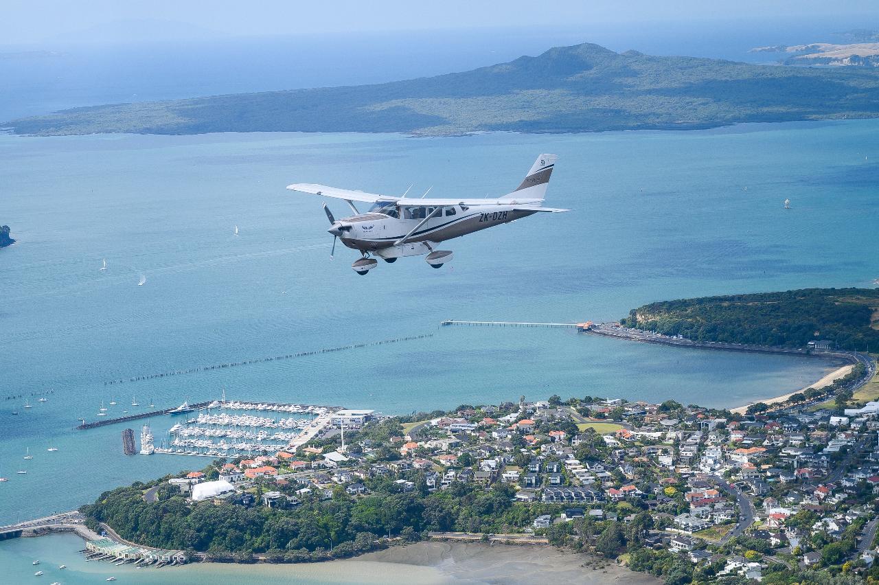 Auckland City & Waiheke Scenic Flight 