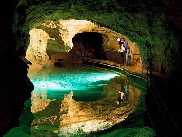 Jenolan Caves, Blue Mountains, Mudgee Hunter Valley & Nelson Bay Wine & Wildlife 4 days Sydney to Outback NSW Tour