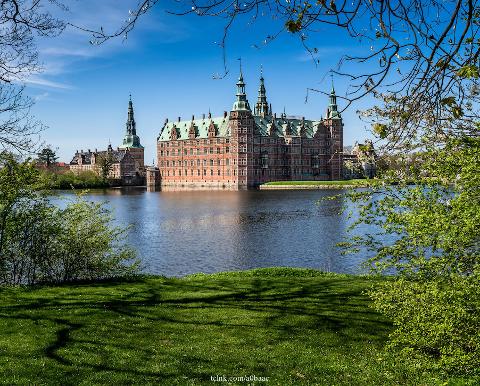 Explore Frederiksborg Castle: Private Day Trip from Copenhagen