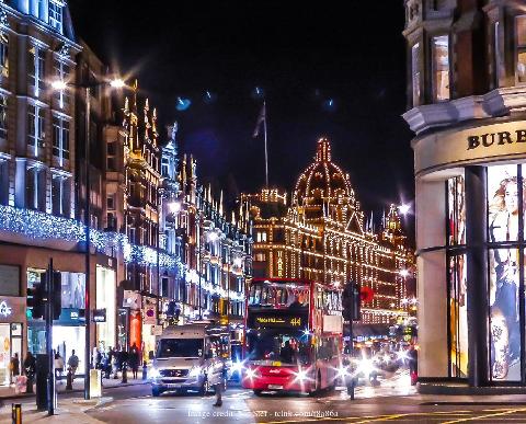 Christmas Lights of London: Private Tour of Covent Garden with Hot Chocolate