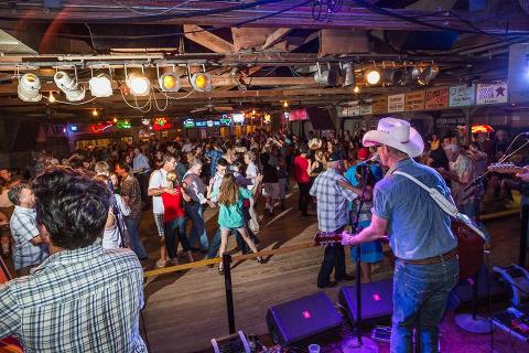 Gruene_Hall_dancing