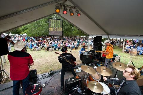 Gruene_outdoor_band_wine_festival