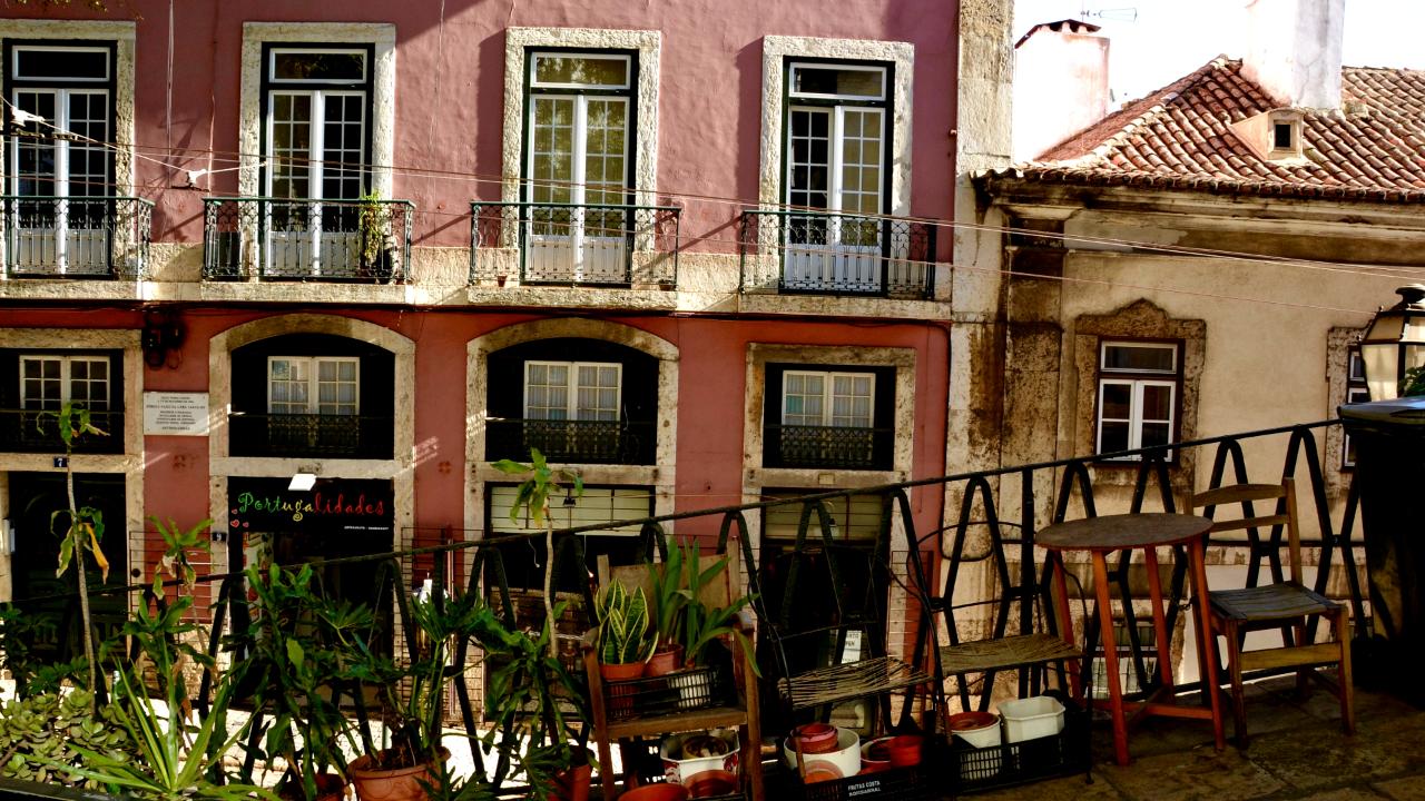 Discovery Walk in Lisbon’s Bairro & Príncipe Real: local hangouts and forgotten stories